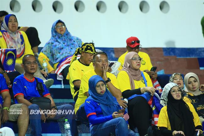 CĐV Malaysia ngủ gật trong trận gặp Việt Nam