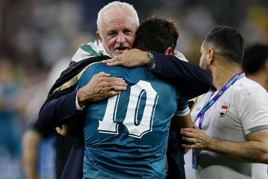HLV Iraq tri ân các cầu thủ sau khi giành vé chót dự World Cup