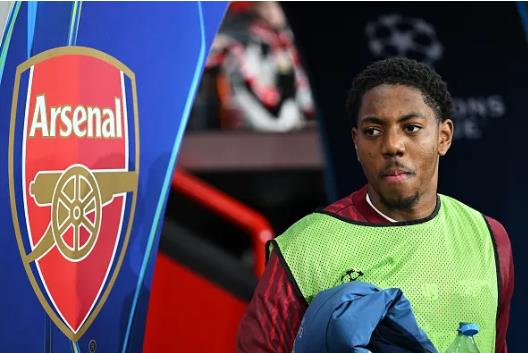 Arsenal gửi thông điệp tới MU vụ Myles Lewis-Skelly