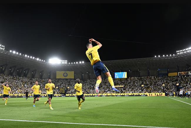 Cristiano Ronaldo lập cú đúp, Al Nassr xây chắc ngôi đầu