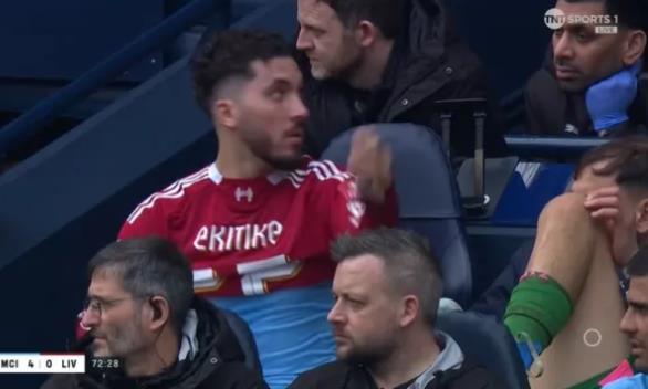 Rayan Cherki bị yêu cầu cởi áo của Liverpool