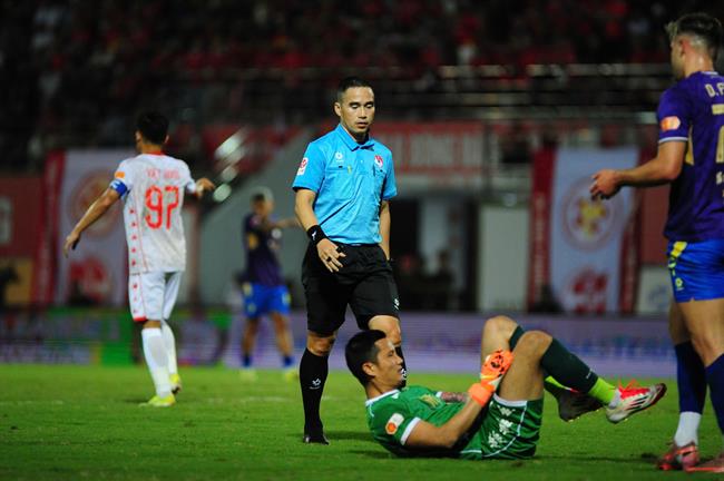 HLV Harry Kewell cho rằng Hà Nội tự thua, thủ môn Hải Phòng nằm sân nhiều