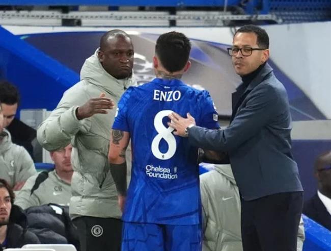 HLV Liam Rosenior bác tin đồn có mâu thuẫn với Enzo Fernandez