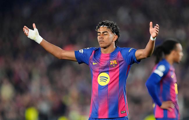 Lamine Yamal Từ cậu bé mang bài tập đến siêu sao World Cup 2 Lamine Yamal Từ cậu bé mang bài tập đến siêu sao World Cup 2