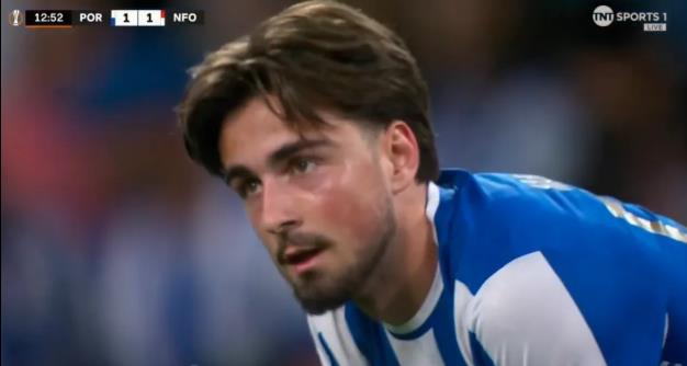 Nottingham hưởng lợi từ cú phản lưới nhà khó tin của Porto