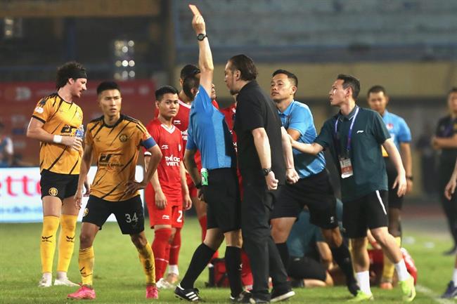 Trợ lý Thể Công bất bình khi HLV Popov nhận thẻ đỏ