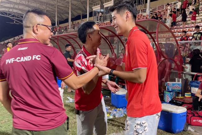 VIDEO: Trung vệ Hiểu Minh rạng rỡ ăn mừng cùng PVF-CAND sau chấn thương