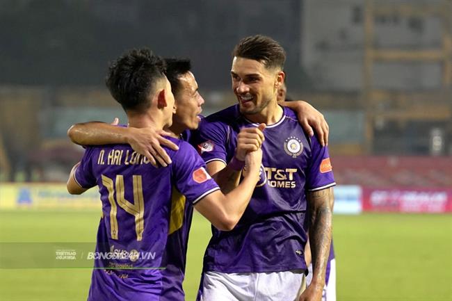 Hoàng Hên toả sáng trong ngày HLV Kim Sang Sik dự khán