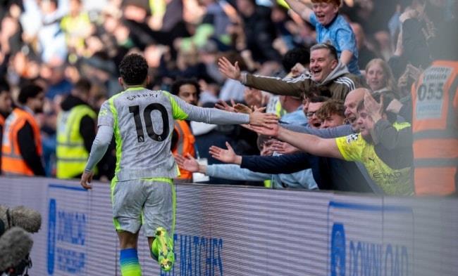 Nghệ sĩ Rayan Cherki không ngừng nhảy múa