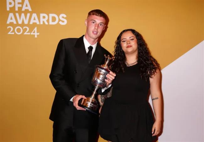 Chị gái tiết lộ khả năng Cole Palmer tới MU