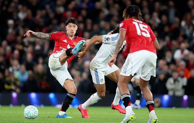 Carrick chỉ trích quyết định rút thẻ đỏ với Lisandro Martinez 1