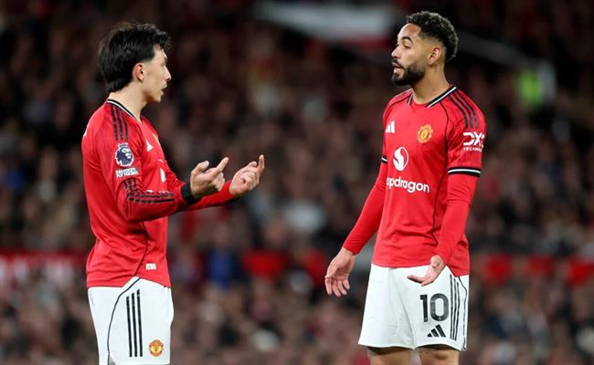 Neville chỉ trích tuyến giữa và hàng thủ Man United thiếu kết nối