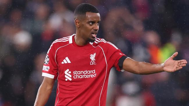 Arne Slot giải thích việc rút Isak ngay sau hiệp một trước PSG