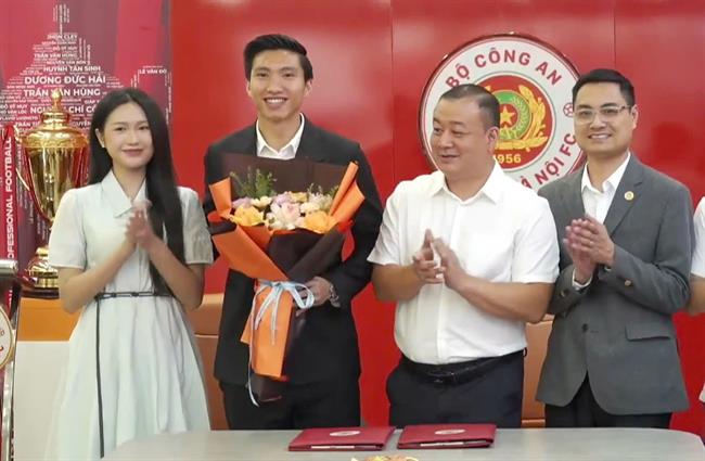 CAHN trói chân Văn Hậu, Đình Trọng bằng hợp đồng dài hạn