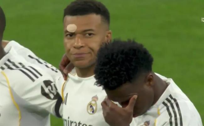 Mbappe khó chịu vì CĐV Bayern phá vỡ phút mặc niệm trang trọng