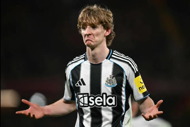 Vì sao Anthony Gordon vắng mặt trước Bournemouth?