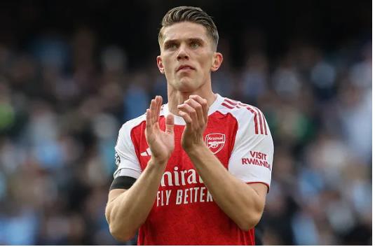 Wayne Rooney chat van Mikel Arteta viec de Viktor Gyokeres ngoi du bi.