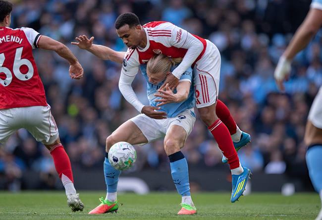 Erling Haaland đòi thẻ đỏ cho Gabriel sau pha húc đầu 1