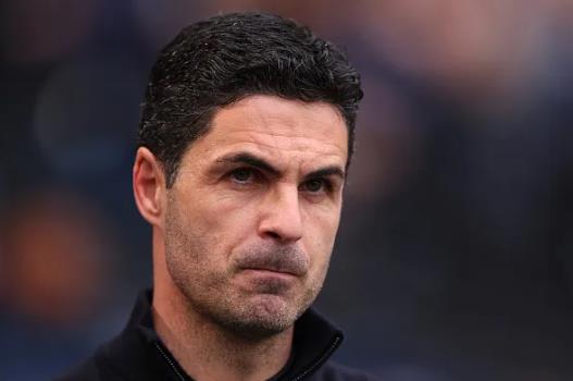 Jamie Carragher cho rang Mikel Arteta se khong bi sa thai.