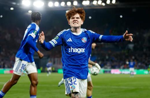 Chelsea bị chỉ trích vì chiêu mộ hậu vệ của Strasbourg