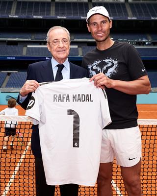 Cầu thủ Real Madrid đánh tennis với Rafa Nadal trên sân Bernabeu 2