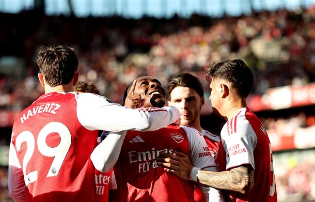 Neville đánh giá Arsenal có cơ hội vô địch EPL cao hơn UCL 1