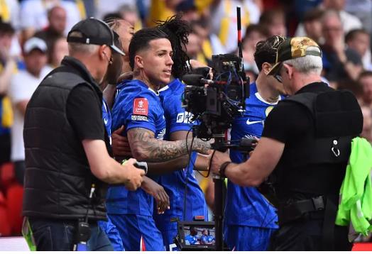 Enzo Fernandez được khen ngợi hết lời sau trận thắng Leeds United