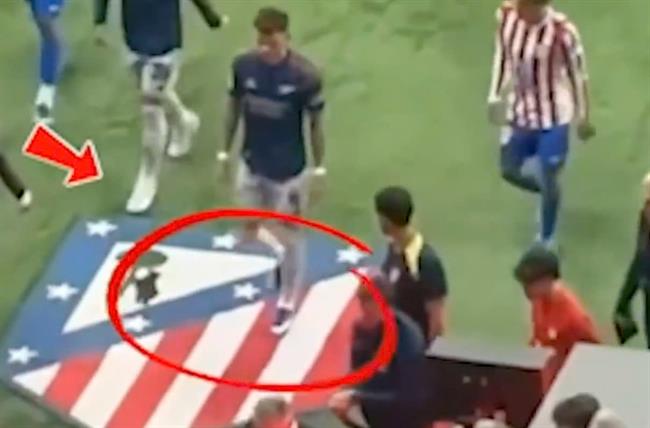 Ben White khiến Simeone nóng mắt