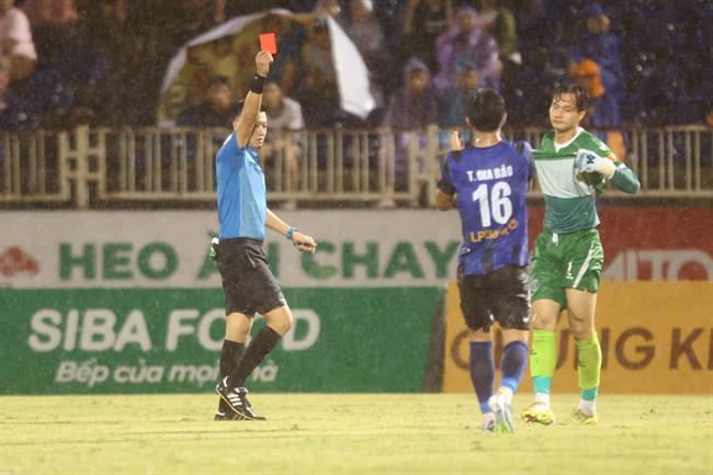 Cao Văn Bình nhận thẻ đỏ, SLNA thua ngay trên sân nhà