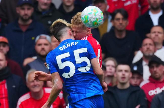 Va chạm kinh hoàng, sao trẻ Chelsea phải thở oxy ngay trên sân