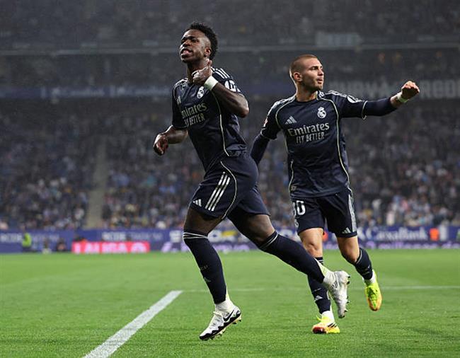 Vinicius lập cú đúp, Real Madrid ngăn Barca đăng quang sớm