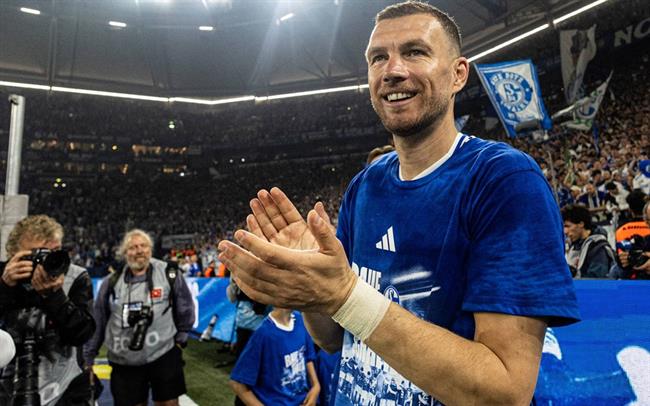 Edin Dzeko và cái duyên không thể tách rời với màu áo xanh