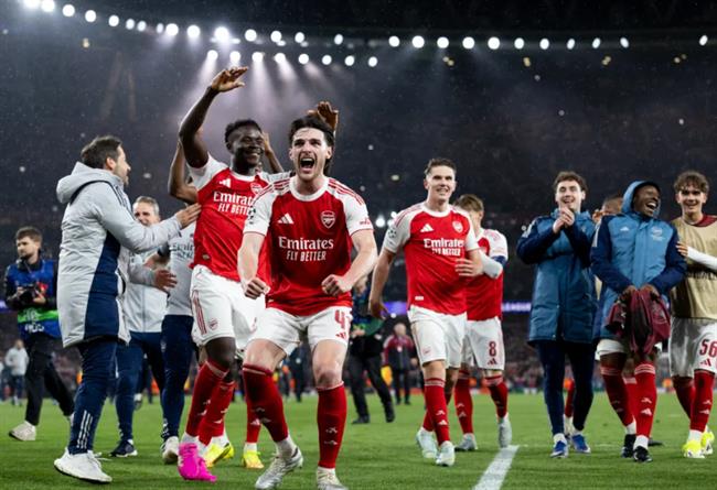 Declan Rice lao vào đám đông, ăn mừng cuồng nhiệt cùng NHM Arsenal