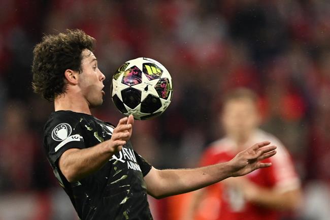 Luật chạm tay lạ giúp PSG thoát phạt đền trước Bayern