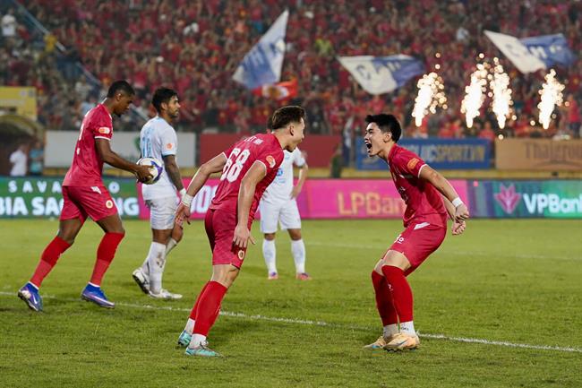 Đình Bắc ăn mừng như thần tượng Ronaldo sau khi xé lưới Nam Định