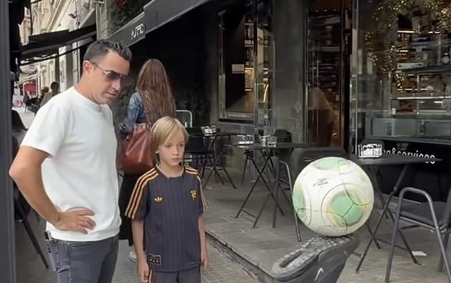 Người hâm mộ kêu gọi Xavi đến dẫn dắt Man United 1 Người hâm mộ kêu gọi Xavi đến dẫn dắt Man United 1
