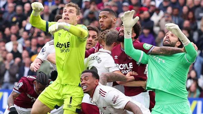 Neville: Arsenal sống sót sau tình huống VAR quan trọng nhất lịch sử NHA