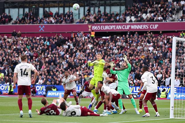 Khu vực 5m50 Premier League thử thách giới hạn của luật