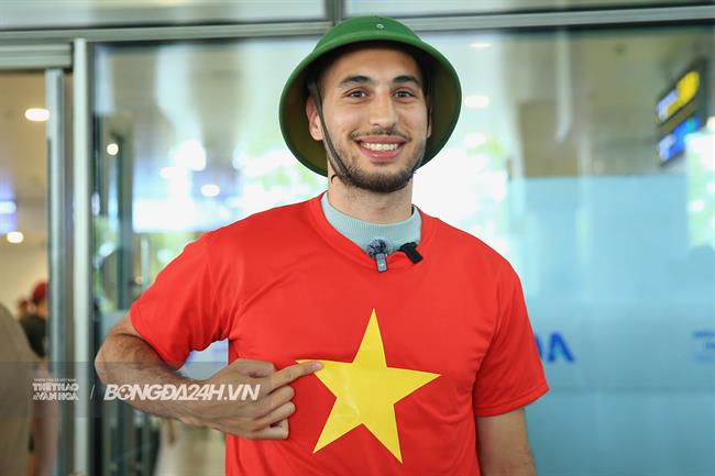 Trung vệ Việt kiều Julien Mouillon có mặt tại Việt Nam, thích thú đội mũ cối