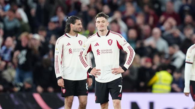 Carragher chỉ trích Liverpool có quá nhiều cầu thủ yếu ớt