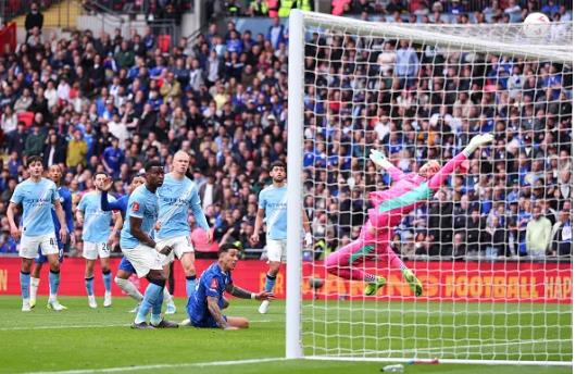 Wayne Rooney thất vọng với Enzo Fernandez