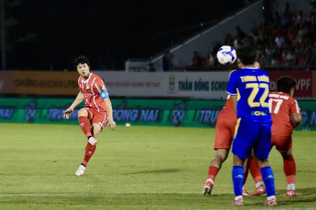 Công Phượng lập siêu phẩm trong ngày trở lại sân cỏ