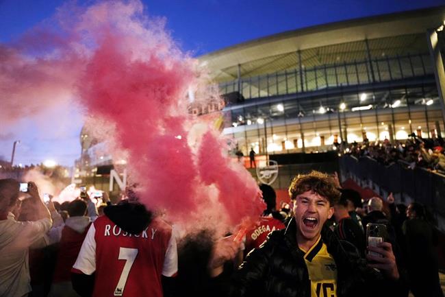 CĐV Arsenal đổ ra đường ăn mừng chức vô địch Ngoại hạng Anh 2025/26
