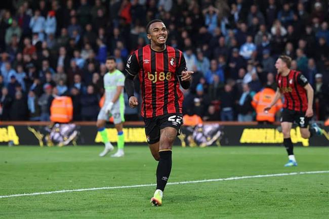 Sao trẻ Bournemouth đi vào lịch sử sau bàn thắng vào lưới Man City