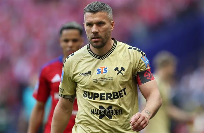 Lukas Podolski tuyên bố giải nghệ ở tuổi 40