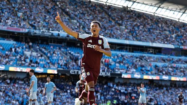 Cu dup cua Ollie Watkins giup Aston Villa nguoc dong danh bai Man City.