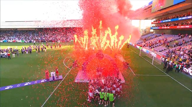 Những hình ảnh về màn nâng cúp Premier League của Arsenal 4 Những hình ảnh về màn nâng cúp Premier League của Arsenal 4