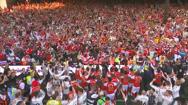 Những hình ảnh về màn nâng cúp Premier League của Arsenal 5 Những hình ảnh về màn nâng cúp Premier League của Arsenal 5