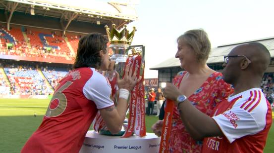 Những hình ảnh về màn nâng cúp Premier League của Arsenal 2 Những hình ảnh về màn nâng cúp Premier League của Arsenal 2