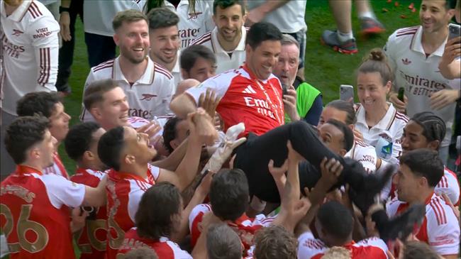 Những hình ảnh về màn nâng cúp Premier League của Arsenal 6 Những hình ảnh về màn nâng cúp Premier League của Arsenal 6
